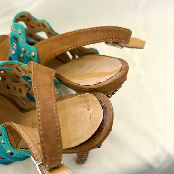 Liliana - Tan and Teal Platform Slingbacks. Size 7.5. - Picture 8 of 9